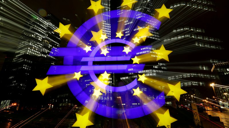 Fotografija: Bolj temeljite reforme območja z evrom bodo morale počakati na boljše čase. FOTO: Kai Pfaffenbach/Reuters