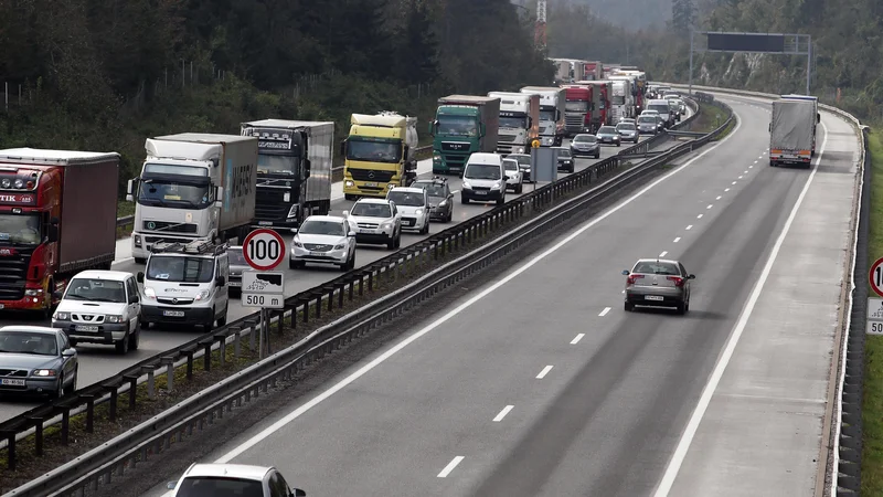 Fotografija: V mednarodnem prometu bo uporaba pametnih tahografov druge generacije obvezna do konca leta 2024. Foto Ljubo Vukelič/Delo