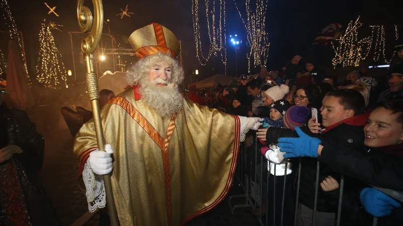 Fotografija: Miklavž se je že vozil po Ljubljanici, se spustil s strehe na Kongresnem trgu naravnost v kočijo, v sprevod so vključili celo tramvaj in načrtovali polet v balonu. Foto Jože Suhadolnik