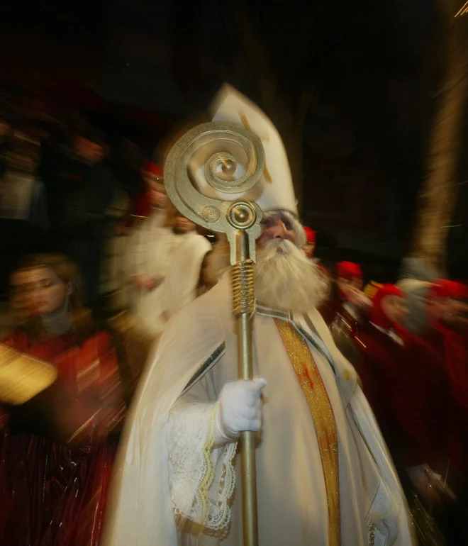 Po mnenju nekaterih bi Miklavž moral imeti na kapi tudi križ. Foto Voranc Vogel