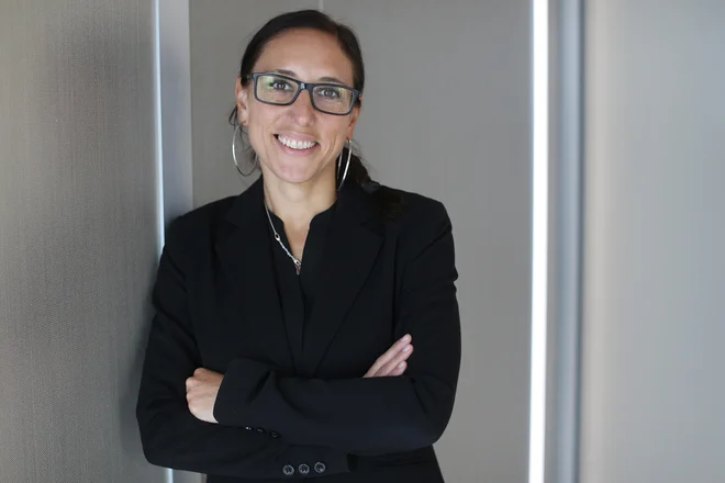 Irena Moličnik se vsak mesec z nadrejeno v ZDA pogovori o tekočem delu, prihodnjih obveznostih in o svoji karieri. FOTO: Tomi Lombar/Delo