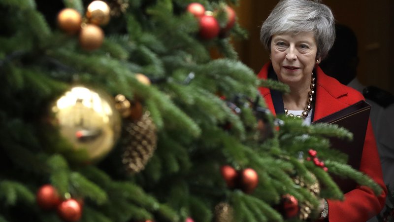 Fotografija: Theresa May je odločena, da bo božič preživela na Downing Streetu 10, tudi če britanski parlament prihodnji teden zavrne njen ločitveni dogovor z EU. Foto AP