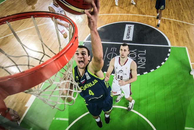 Heliosov krilni center Urban Durnik je z drugimi mladci priskočil na pomoč. FOTO: FIBA