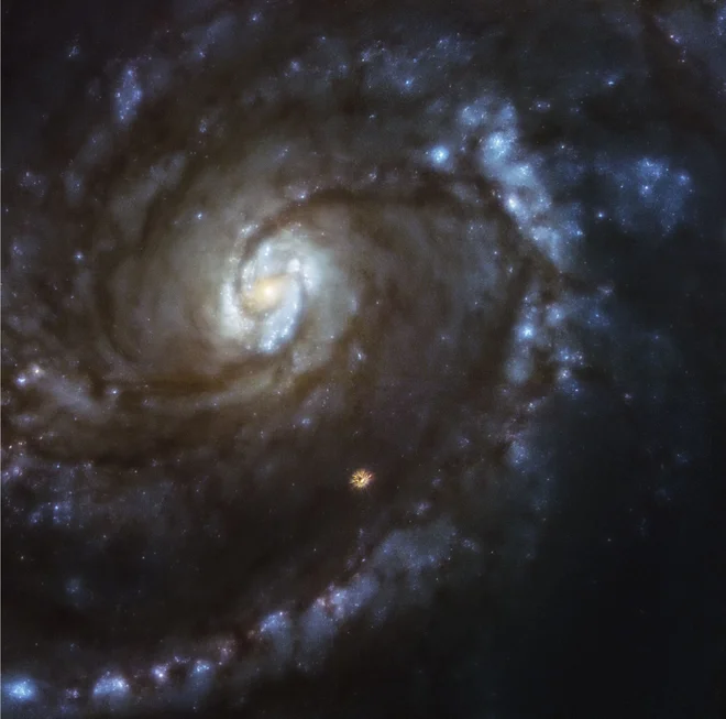 Spiralna galaksija M100, ko jo je ujela prva kamera na teleskopu. FOTO: NASA, ESA, STScI in Judy Schmidt