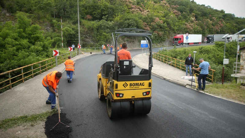 Fotografija: Pri umestitvi cest ne odloča kakovost tal. FOTO: Jure Eržen/Delo