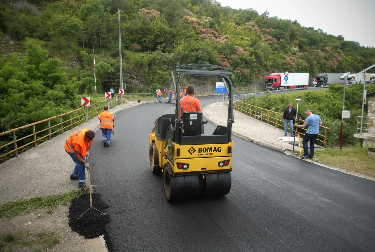 Fotografija: Pri umestitvi cest ne odloča kakovost tal. FOTO: Jure Eržen/Delo