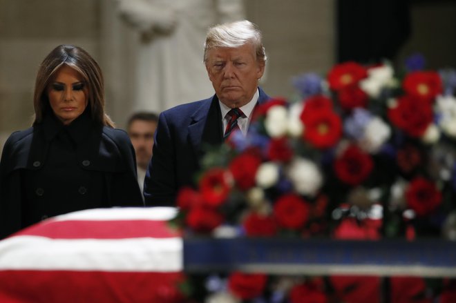 Pogreba se je udeležil tudi ameriški predsednik Donald Trump<strong> </strong>s prvo damo Melanio Trump. FOTO: Jacquelyn Martin/Ap