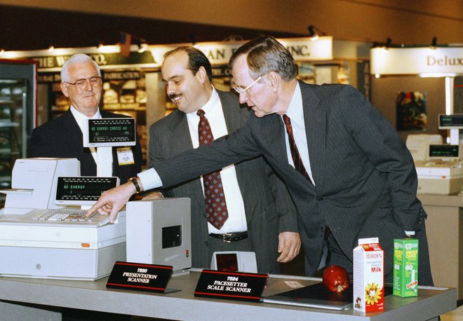 Nekdanji predsednik leta 1992 v eni izmed trgovin. FOTO: Barry Thumma/Ap