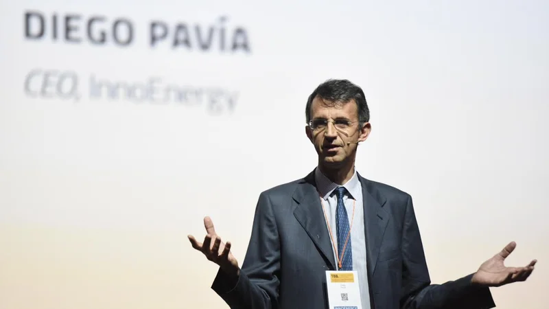 Fotografija: Diego Pavía, Španec na čelu evropskega energetskega pospeševalnika InnoEnergy, govori in deluje izjemno hitro. Tudi mora, če želi obvladovati portfelj več kot dvesto zanimivih startupov, ki rastejo v ekosistemu InnoEnergyja. FOTO: Innoenergy