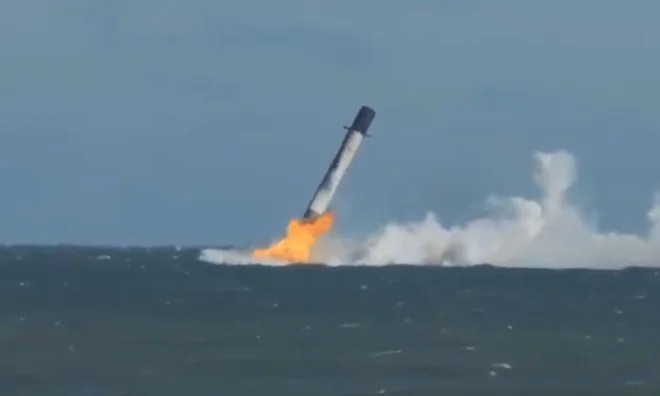 Falcon v vodi FOTO: SpaceX