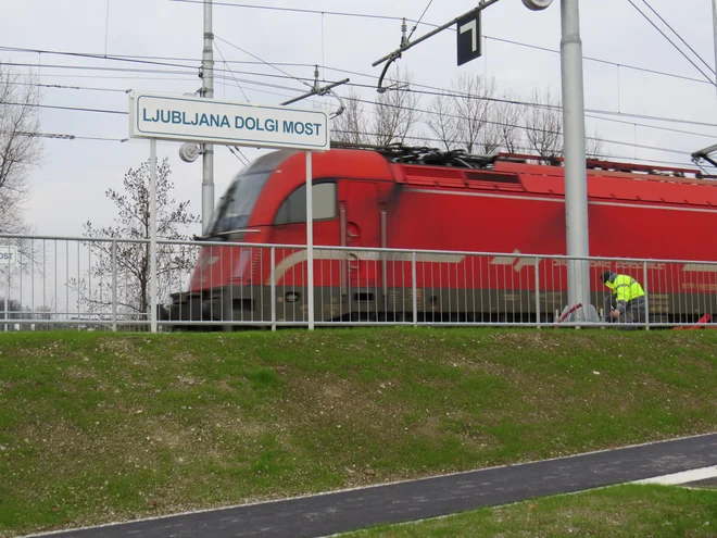Novo železniško postajališče na Dolgem mostu bo odprto v nedeljo, ko bo začel veljati tudi nov vozni red. FOTO: Bojan Rajšek/Delo