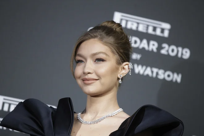 Gigi Hadid na rdeči preprogi sinoči v Milanu. FOTO: AP