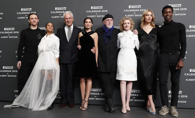 Od leve: Plesalca Sergej Polunin in Misty Copeland, direktor Pirellija Marco Trochetti Provera, igralka Laetitia Casta, fotograf Albert Watson, igralka Julia Garner, model Astrid Eika in plesalec Calvin Royal III. FOTO: AP