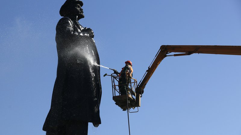 Fotografija: Lenin med čiščenjem FOTO: Reuters