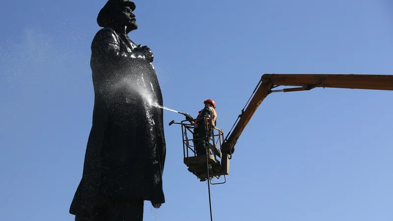 Fotografija: Lenin med čiščenjem FOTO: Reuters