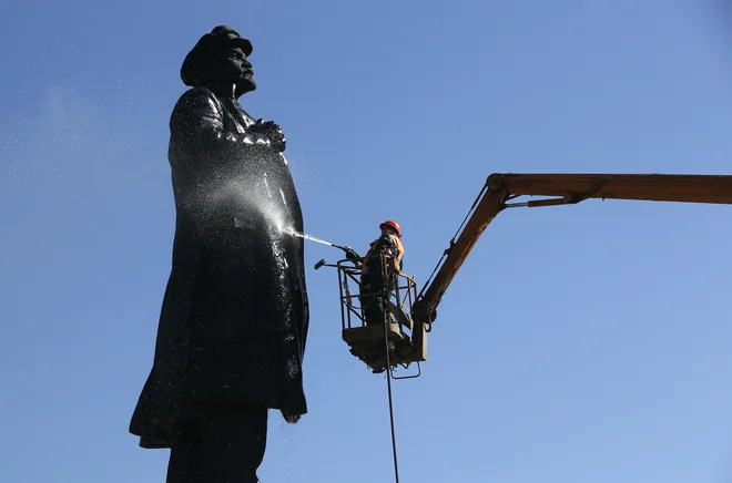 Lenin med čiščenjem FOTO: Reuters
