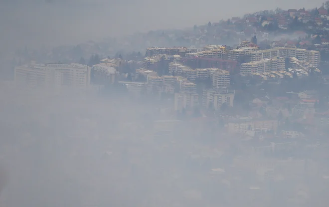 Sarajevo je prekrit z umazanim zrakom. FOTO: Reuters
