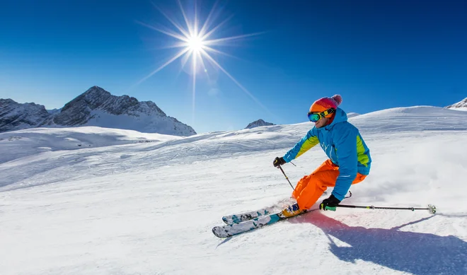 Smučarska sezona se začenja, za varne užitke na snegu moramo biti primerno opremljeni in pripravljeni, predvsem pa ne smemo preceniti svojega znanja. FOTO: Shutterstock