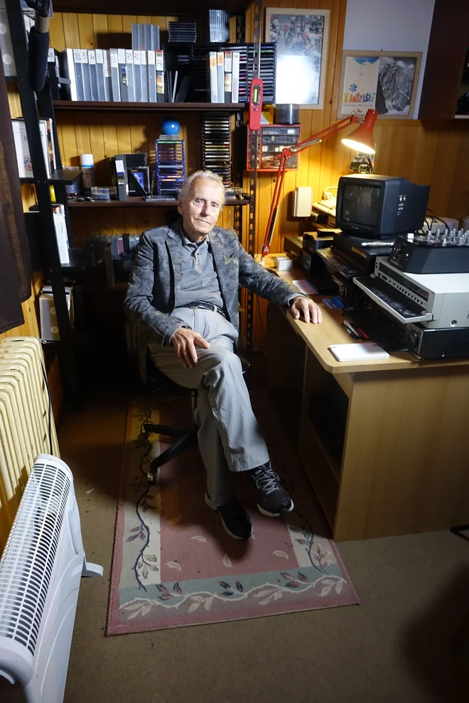 Davorin Mrak, legendarni filmski kronist in športni delavec, ki je do smrti maja letos tudi sam beležil utrip mesta Idrije. FOTO: Dušan Moravec