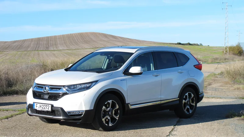 Fotografija: Hibridna honda CR-V je navzven podobna bencinsko gnani različici, a je njena vsebina zelo drugačna. Foto Blaž Kondža