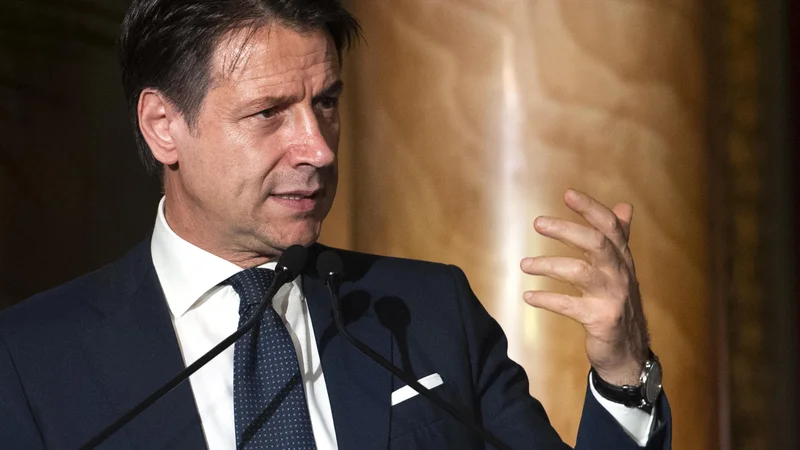 Fotografija: Italijanski premier Giuseppe Conte bo predsedniku evropske komisije Jean-Claudu Junckerju morda že prihodnji teden predstavil nov predlog proračuna. FOTO: AP