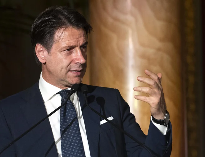Italijanski premier Giuseppe Conte bo predsedniku evropske komisije Jean-Claudu Junckerju morda že prihodnji teden predstavil nov predlog proračuna. FOTO: AP