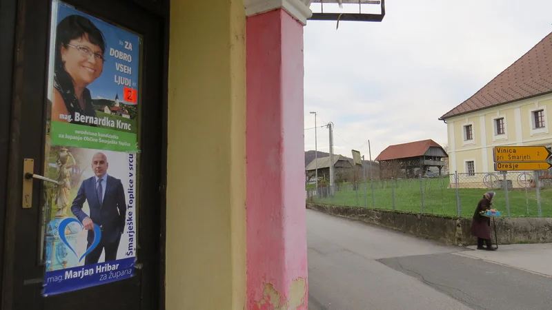 Fotografija: V topliški občini je mogoče videti plakate obeh kandidatov na vsakem koraku. FOTO: Bojan Rajšek