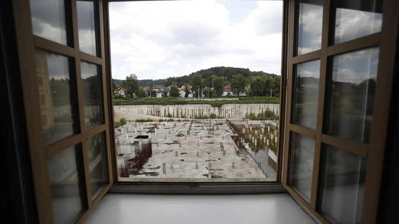 Fotografija: Gradbena jama v Tobačni bo očitno zevala še kar nekaj časa, saj se pravni postopki prodaje niso še niti približno končali. Foto Leon Vidic