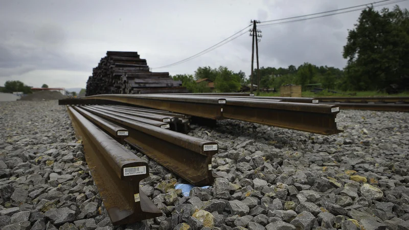 Fotografija: Civilni nadzorniki gradnje drugega tira ugotavljajo, da v tem projektu na državni ravni niso optimalno organizirani. FOTO: Jože Suhadolnik/Delo