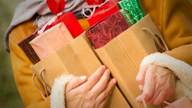 Fotografija: »Pri prednovoletnih nakupih smo čedalje bolj razsipni. Decembra porabimo vsako leto več denarja,« ugotavljajo slovenski statistiki. FOTO Shutterstock