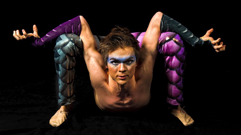 Fotografija: Portret Rusa Alekseja Goloborodkova, ki nastopa v najznamenitejšem cirkusu na svetu, Cirque Du Soleil. Trenutno cirkus nastopa v Mexico Cityju s predstavo "LUZIA" s katero se poklanjajo tej veliki latinskoameriški državi. V tokratni produkciji sodeluje približno 115 umetnikov iz 25 držav. Foto Omar Torres Afp