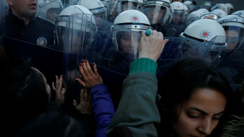 Fotografija: Protest proti nasilju nad ženskami v Istanbulu. FOTO: Reuters