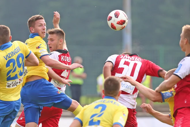 V Kidričevem se bo bila huda bitka za 3. mesto na tleh in v zraku. FOTO: Tadej Regent/Delo