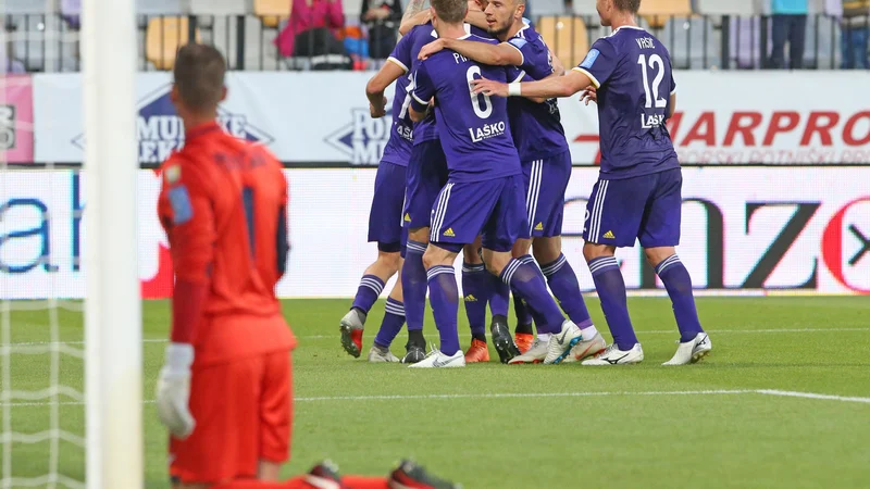 Fotografija: Velenjčani so šli na kolena v drugem polčasu. FOTO: Tadej Regent/Delo