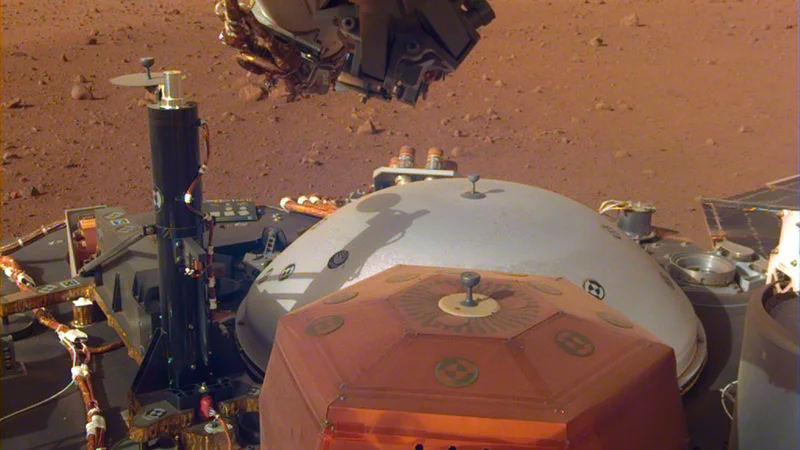 Fotografija: Insight: bakren šesterokotnik je seizmometer, za njim je zaščitni pokrov. FOTO: NASA/JPL-Caltech