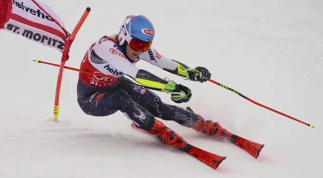 Mikaela Shiffrin je finalni slovaški napad odbila le s težavo. FOTO: Giovanni Auletta/AP