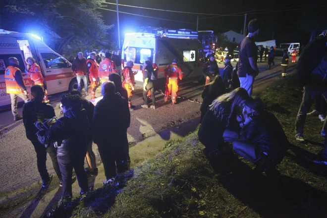 Italijo pretresa tragedija, v kateri je umrlo šest oseb. FOTO: AP