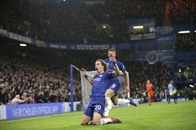 David Luiz je postavil končnih 2:0 v derbiju Chelseaja in ManCityja ter omogočil skok na vrh Liverpoolu. FOTO: AP