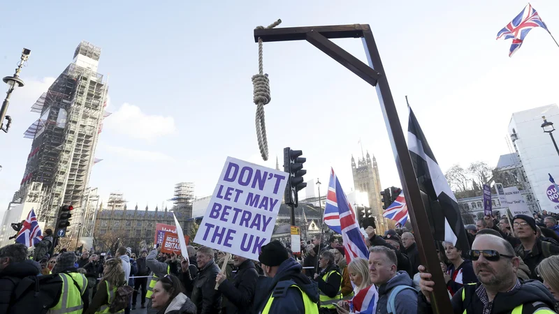 Fotografija: Ločitveni sporazum, ki ga je izpogajala Theresa May, ni pogodu niti nasprotnikom izstopa države iz EU niti njegovim zagovornikom. FOTO: AP
