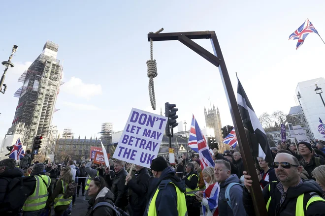 Ločitveni sporazum, ki ga je izpogajala Theresa May, ni pogodu niti nasprotnikom izstopa države iz EU niti njegovim zagovornikom. FOTO: AP