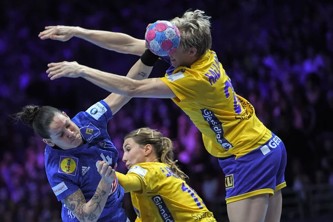Najboljša Švedinja Isabelle Gullden je blokirala strel Francozinje Alexandre Lacrabere, FOTO: AFP