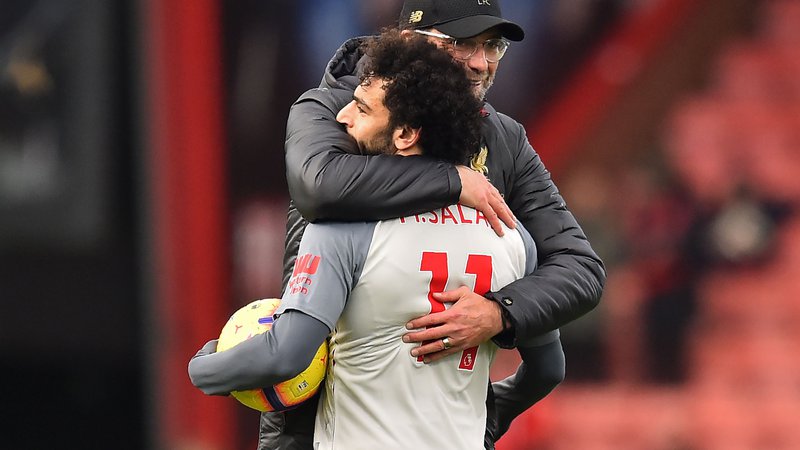 Fotografija: Trikratni strelec Mohamed Salah in Liverpoolov trener Jürgen Klopp sta se objela po visoki zmagi v Bournemouthu. FOTO: AFP