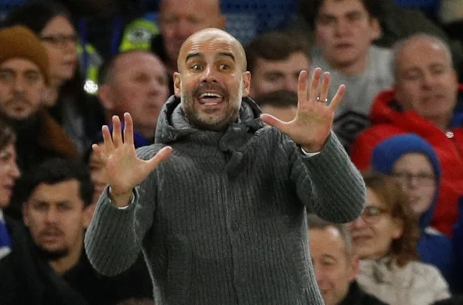 Pep Guardiola je med derbijem s Chelseajem zaman spodbujal svoje nogometaše. FOTO: Reuters