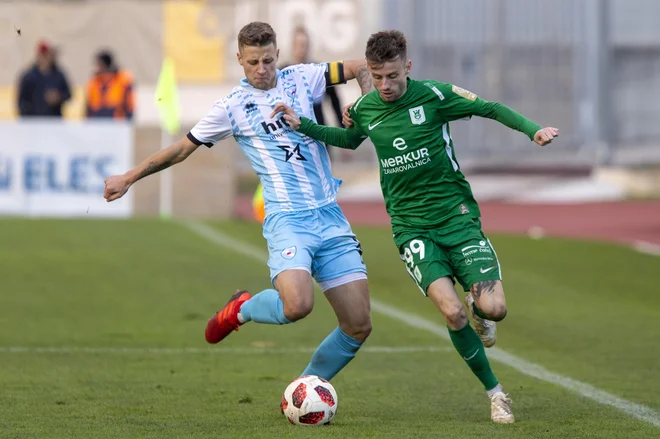 Asmir Suljić (desno ob Goričanu Jaki Kolencu) je v drugem polčasu mojstrsko vodil igro Olimpije. FOTO: Voranc Vogel/Delo