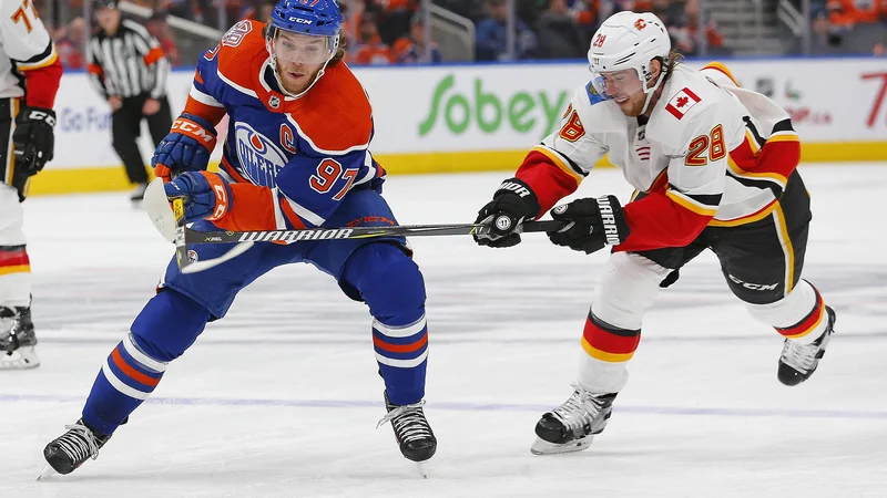Fotografija: Connor McDavid je eden najboljših hokejistov v ligi NHL, a tokrat ga je zasenčil njegov vratar. FOTO: Reuters