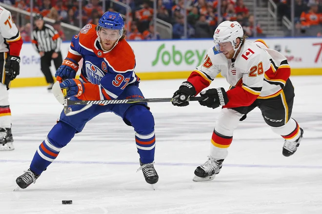 Connor McDavid je eden najboljših hokejistov v ligi NHL, a tokrat ga je zasenčil njegov vratar. FOTO: Reuters