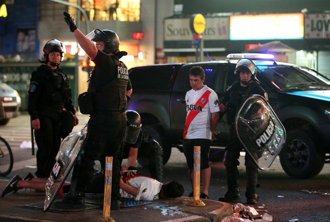 Nekaj navijačev je bilo pridržanih po spopadih s policijo. FOTO: Reuters