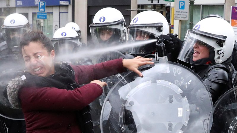 Fotografija: Ne samo v Franciji, tudi v belgiskem Bruslju potekajo protesti 'rumenih jopičev' proti visokim cenam goriva. Tako je policija poskušala umiriti eno od protestnic v Bruslju. Foto Yves Herman Reuters