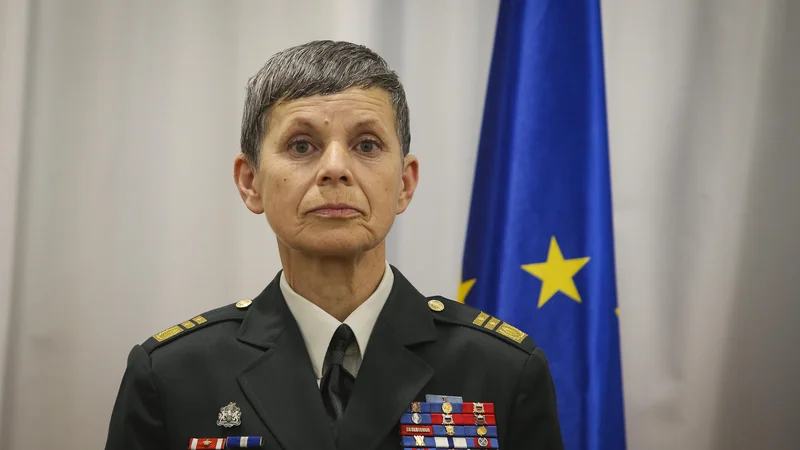 Fotografija: Fotografija nove načelnice generalštaba slovenske vojske Alenke Ermenc, na kateri nosi oblačilo z emblemom malteškega viteškega reda, je nastala pred leti v Lurdu, kjer je kot prostovoljka Malteške pomoči Slovenije spremljala invalidno osebo. FOTO: Jože Suhadolnik/Delo