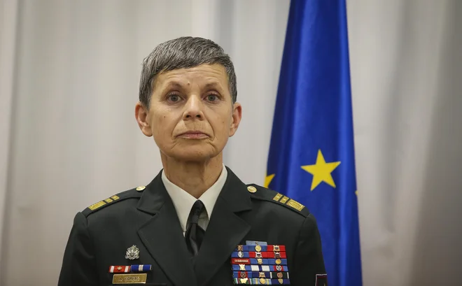 Fotografija&nbsp;nove načelnice generalštaba slovenske vojske Alenke Ermenc, na kateri nosi oblačilo z emblemom malteškega viteškega reda, je nastala&nbsp;pred leti v Lurdu, kjer je kot prostovoljka Malteške pomoči Slovenije spremljala invalidno osebo. FOTO: Jože Suhadolnik/Delo